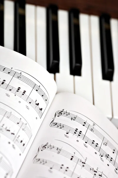Piano en tekst boek — Stockfoto