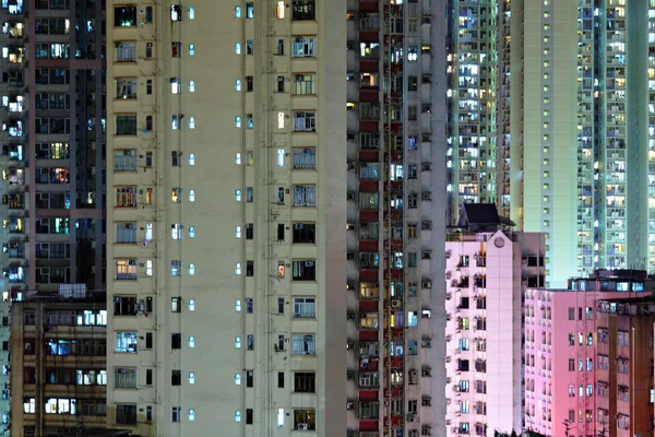 Mehrfamilienhaus bei Nacht — Stockfoto
