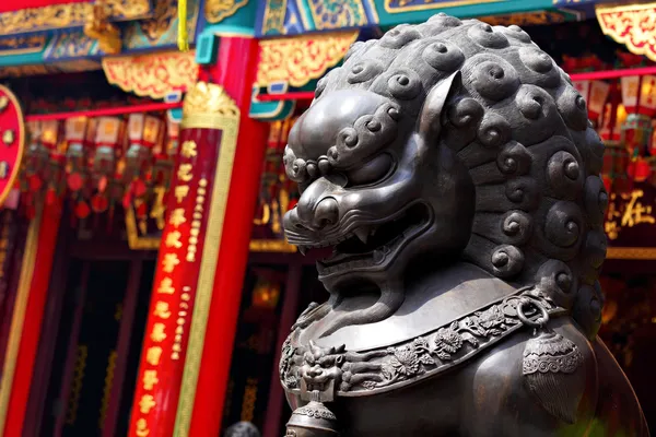 Bronze lion in chinese temple — Stock Photo, Image