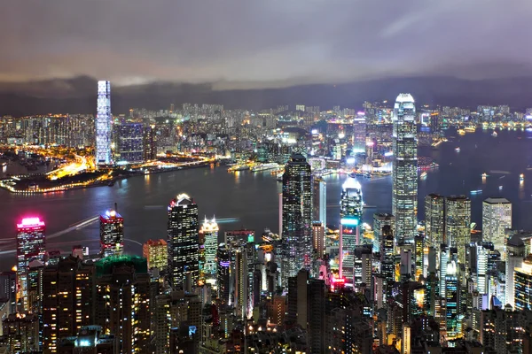 Hong Kong con un edificio lleno de gente por la noche —  Fotos de Stock
