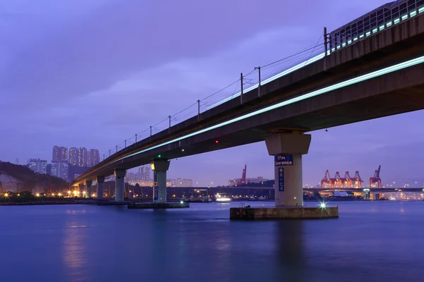 Мост через море в Гонконге — стоковое фото
