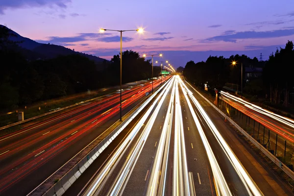 Provoz na dálnici v noci — Stock fotografie