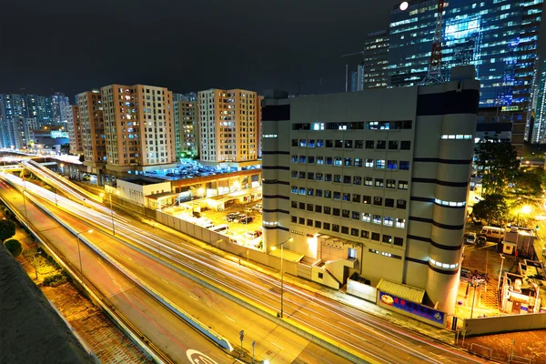 Verkehr und Stadt bei Nacht — Stockfoto