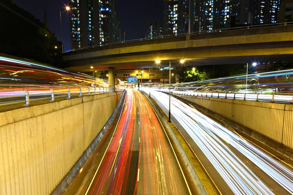 Trafik på natten i staden — Stockfoto