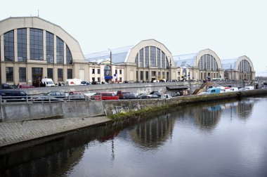 Riga. merkez çarşı köşkler üzerinde bir tür.