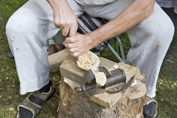Технологии производства деревянных ложек — стоковое фото