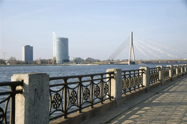 Riga. Molo del fiume Dvina e un tipo sul ponte . — Foto Stock
