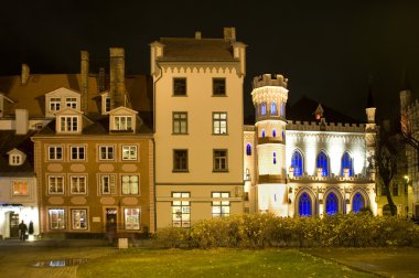 Riga. ev ve küçük bir filo, gece