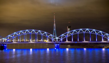 Demiryolu Köprüsü ve Riga geceleri bir televizyon kulesi