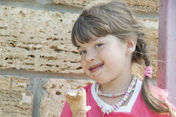 Dítě a zmrzlinou — Stock fotografie