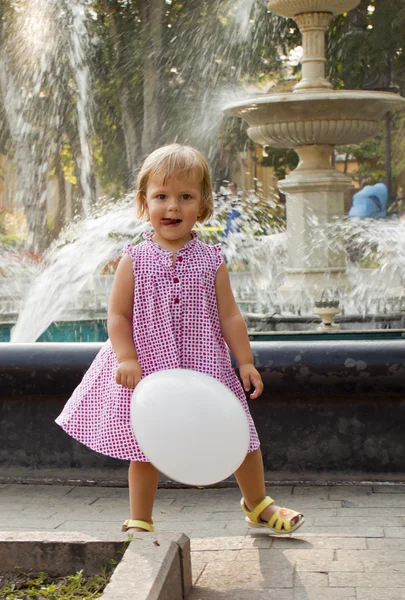 A menina alegre com uma bola — Fotografia de Stock