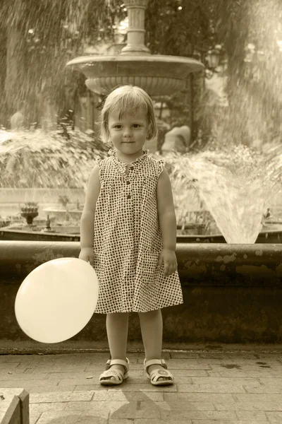 Το κορίτσι με μια μπάλα有一个球的女孩 — Φωτογραφία Αρχείου