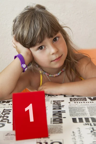 Het kind achter de eerste tabel — Stockfoto