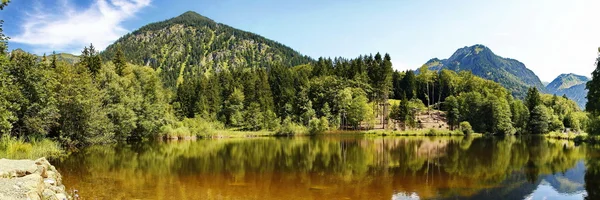 Förtöja lake, en liten sjö i Alperna nära oberstdorf — Stockfoto