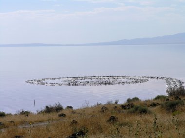 Sahilden, Robert Smithson'ın başyapıtı Hafriyat, büyük Tuz Gölü Kuzey tarafındaki İskelesi tam görünüm spiral,
