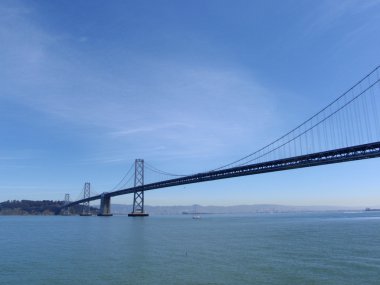 San Francisco Körfezi Köprüsü'nden Tarih altında yelken tekne tarafına