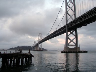 Eski iskele ve sisli bir günde Körfez Köprüsü
