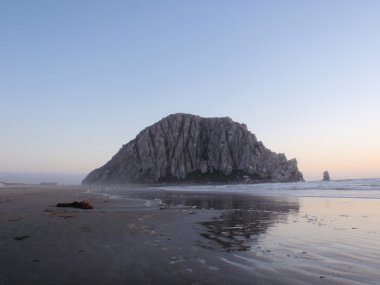 Morro Rock ve alacakaranlıkta Beach