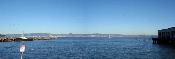 Panoramiczny z San Francisco Bay z mola w widoku — Zdjęcie stockowe