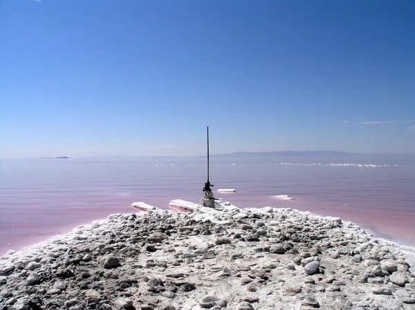 Büyük tuz ve tuzlu kıyı eski endüstriyel ekipmanlar — Stok fotoğraf