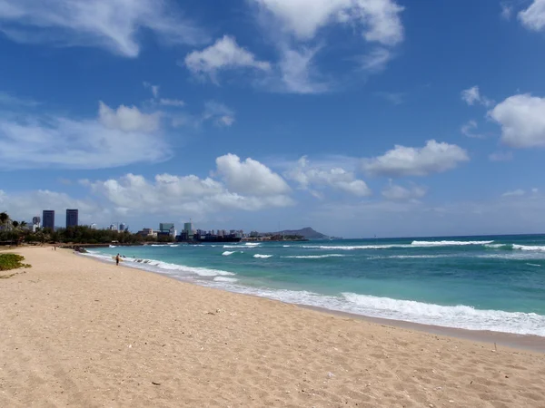 Plage de Sand Island avec centre-ville Honolulu au loin — Photo