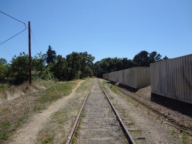 Eski tren yolu mesafe içine uzanır