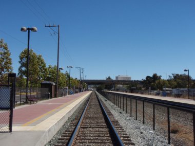 Banliyö tren rayları