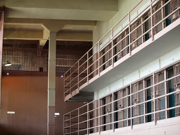 Righe di celle all'interno della prigione di Alcatraz — Foto Stock