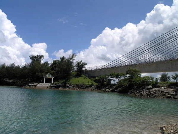 Kororseite der Brücke und Ufer der Koror-Babeldaob-Brücke, pa — Stockfoto
