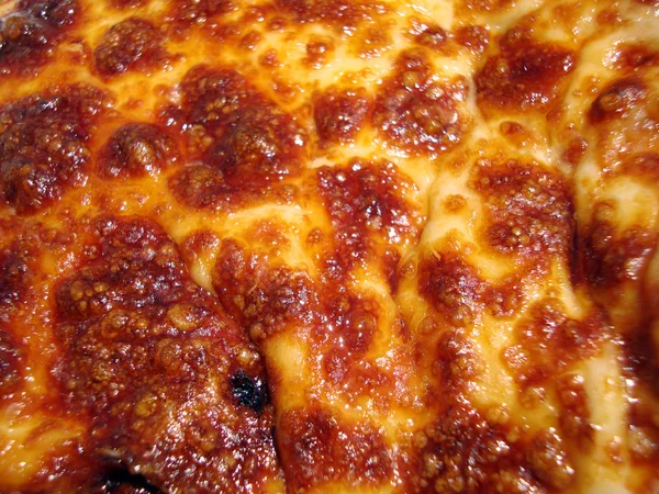 Közelkép az olvasztott sajtot a tetején egy sajtos pizza — Stock Fotó