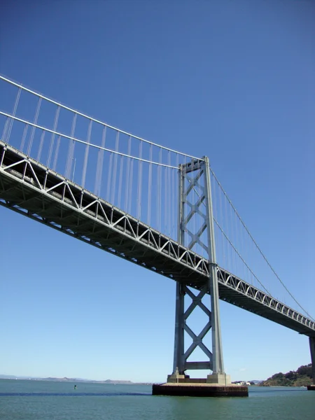Мост через залив, вид с воды — стоковое фото