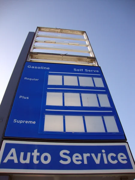 Restos de um sinal de posto de gasolina — Fotografia de Stock