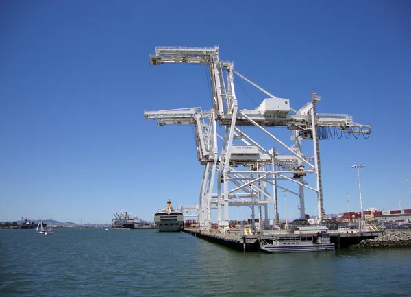 Grues à cargaison dans Oakland Harbor — Photo