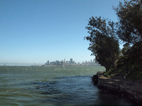 Shore Alcatraz Island s San Francisco panoráma v dis — Stock fotografie
