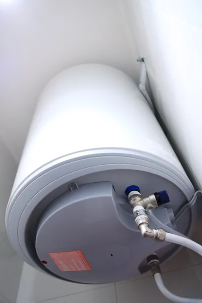 Calentador de agua y válvula de presión —  Fotos de Stock