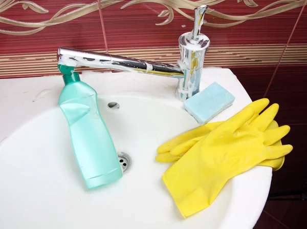 Уборка ванной комнаты — стоковое фото