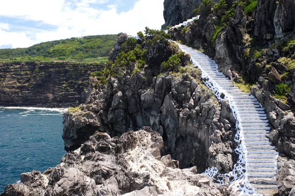 Escaleras pedregosas en acantilado rocoso —  Fotos de Stock