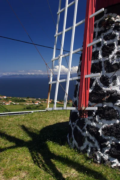 Vecchio mulino a vento sull'isola di Faial Immagine Stock