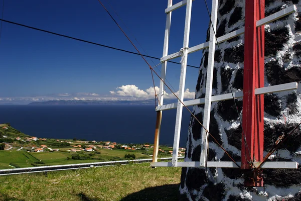 Vecchio mulino a vento sull'isola di Faial Foto Stock Royalty Free