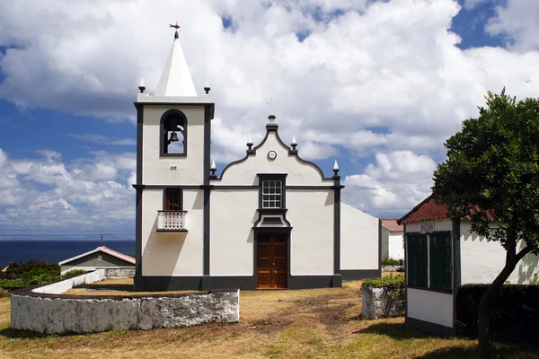 Μικρό λευκό εκκλησάκι — Φωτογραφία Αρχείου