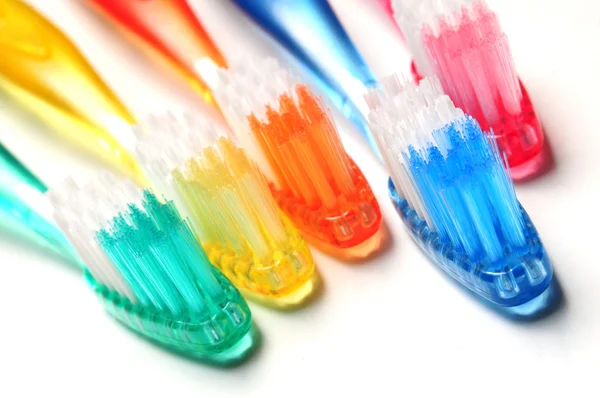 Різнокольорові зубні щітки — стокове фото