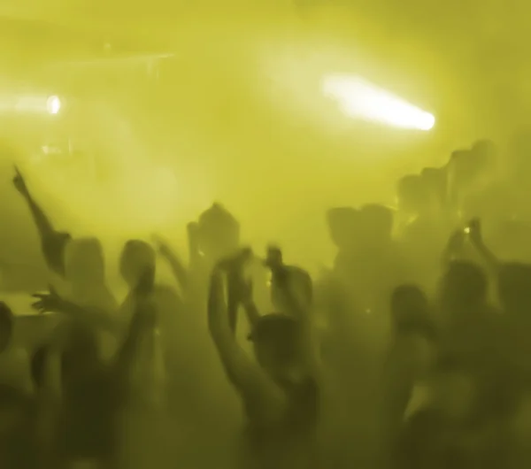 Audiencia de concierto en humo — Foto de Stock