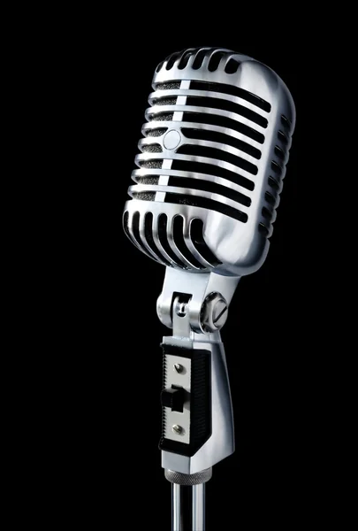 Винтажный микрофон изолирован на черном фоне — стоковое фото