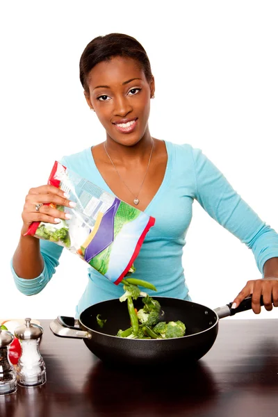 Zdraví vědomé žena přípravy zeleniny — Stock fotografie