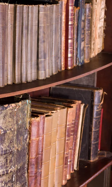 Libros antiguos de antigüedades en librería o biblioteca —  Fotos de Stock