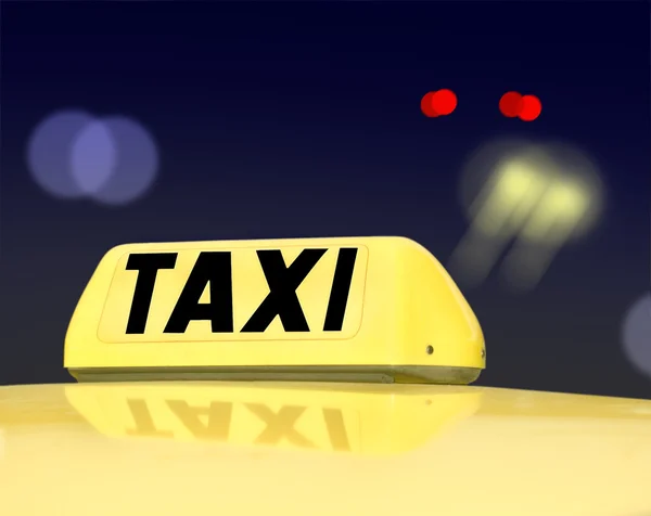Señal de taxi por la noche —  Fotos de Stock