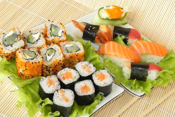 Bułki i sushi. — Zdjęcie stockowe