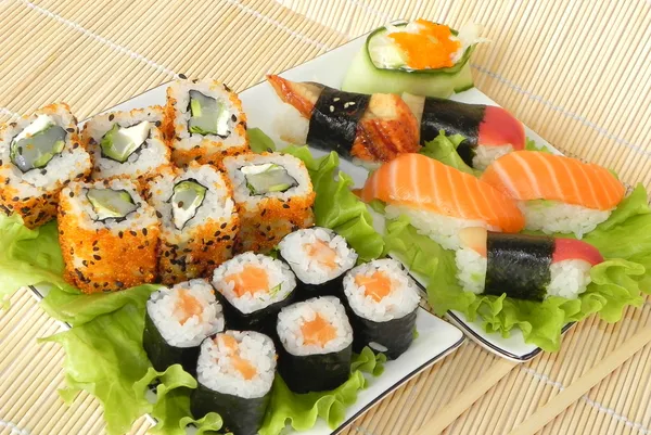 Rolos e sushi. — Fotografia de Stock