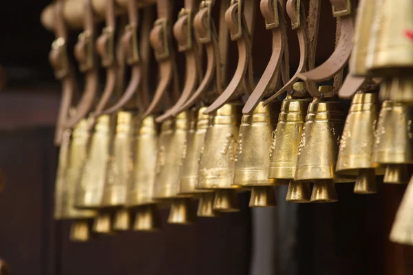Viejas campanas de pueblo de bronce colgando en una fila —  Fotos de Stock