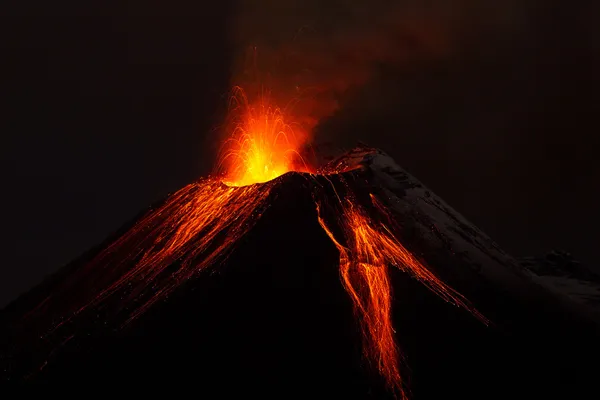 Erupción nocturna del volcán Tungurahua — Foto de Stock